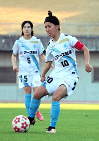 ＡＳハリマ－作陽高　後半、味方にパスを送るＡＳハリマのＦＷ千葉（10）