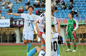 ＡＳハリマ－作陽高　後半、先制点を決めたエース千葉（10）に駆け寄るＡＳハリマの選手たち