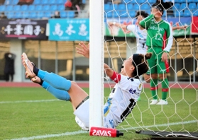 ＡＳハリマ－作陽高　後半、ダイビングヘッドで先制ゴールを決め、倒れ込みながら喜ぶＡＳハリマのエース千葉（中央）