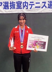 全日本ジュニア選抜室内選手権を制し、夏の大会との２冠を達成した親和高の西村佳世＝１１月、三木市のブルボンビーンズドーム（家族提供）