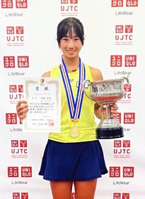 テニスの全日本ジュニア選手権で優勝した親和高の西村佳世＝８月、大阪市内（家族提供）