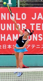 テニスの全日本ジュニア選手権でプレーする親和高の西村佳世＝８月、大阪市内（家族提供）