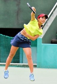 テニスの全日本ジュニア選手権でプレーする親和高の西村佳世＝８月、大阪市内（家族提供）