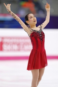 フィギュアスケート・ＧＰファイナルの女子フリーで演技を終え、観客の声援に応える三原舞依。初出場優勝を果たした＝10日、イタリア・トリノ（共同）