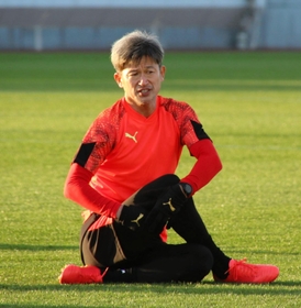 自主トレーニングに励む５５歳の三浦知良＝１２日、大阪府内