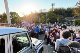 試合後、車で競技場を出る三浦知良を目当てに、出口付近に集まった大勢のファン＝１０月２３日、ロートフィールド奈良