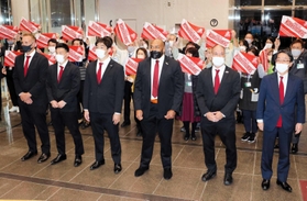 神戸市職員の歓迎を受けるコベルコ神戸の選手ら＝神戸市役所