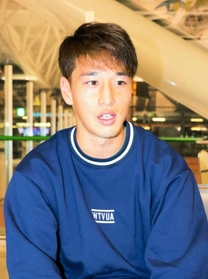 欧州移籍への思いを語るＤＦ小林友希＝関西空港
