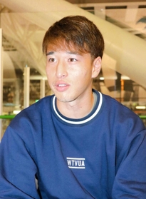 欧州移籍への思いを語るＤＦ小林友希＝関西空港