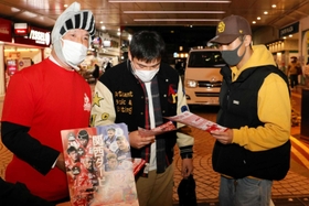 コベルコ神戸のマスコット「コーロクン」のかぶり物姿でＰＲした福本正幸チームディレクター（左）＝三宮センター街