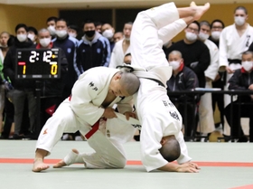 男子８１キロ級決勝　背負い投げで一本勝ちを決める育英の祝恵誠（左）