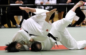 女子６３キロ級決勝　優勝した洲本の井高未伶（右）
