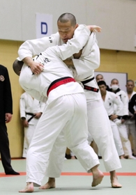 男子無差別級決勝　１９０センチの長身を生かして攻める神戸科技の前川直敬（右）