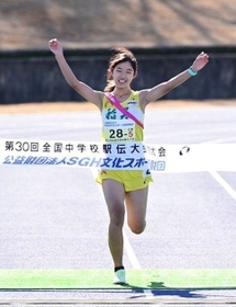 ２連覇を決め笑顔でフィニッシュする女子・稲美のアンカー吉川陽菜＝滋賀県希望が丘文化公園（撮影・坂井萌香）