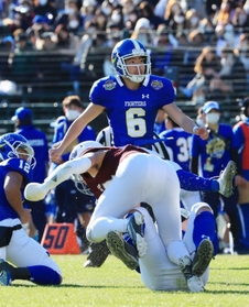 関学大-早大　第２クオーター、フィールドゴールを決める関学大の福井（６）＝１８日午後、西宮市の甲子園球場（撮影・鈴木雅之）