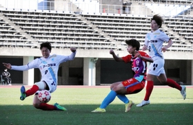 ＩＮＡＣ神戸-ＡＳハリマ　前半、シュートを放つＩＮＡＣ神戸の田中（右から２人目）＝三木市、三木総合防災公園陸上競技場
