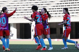 ＩＮＡＣ神戸-ＡＳハリマ　後半、勝ち越しゴールを決めて喜ぶＩＮＡＣ神戸の浜野（２３）ら＝三木市、三木総合防災公園陸上競技場