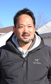 全国中学校駅伝で優勝した稲美の石井洋之監督＝滋賀県希望が丘文化公園（撮影・坂井萌香）