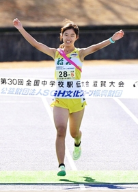 笑顔でフィニッシュし、２連覇を果たした女子・稲美のアンカー吉川陽菜＝１８日午前、滋賀県希望が丘文化公園（撮影・坂井萌香）