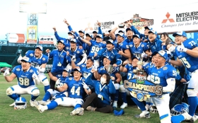 甲子園ボウル５連覇を果たし、笑顔で記念写真に納まる関学大の選手たち＝１８日午後、西宮市の甲子園球場（撮影・鈴木雅之）