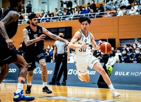 Ａ千葉-西宮　第４クオーター、ドリブルで攻める西宮の金田（右）（Ｃ）B.LEAGUE