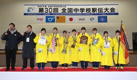 ２連覇し、笑顔で記念撮影する女子・稲美の選手ら（撮影・坂井萌香）