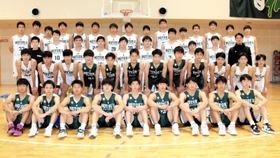 ２年ぶりの全国舞台で上位を見据える報徳のメンバーら＝西宮市の同校