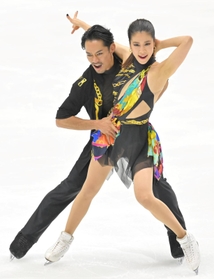 アイスダンスＲＤ　熱演する村元哉中（右）、高橋大輔組