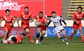 神戸-花園　前半、突破を図る神戸の選手たち＝２４日午後、神戸市須磨区、ユニバー記念競技場