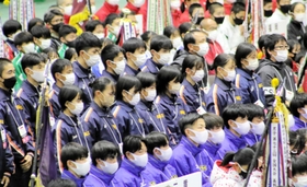 開会式に出席した西脇工の女子と男子の選手ら（中央）