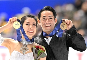 金メダルを手に笑顔を見せる村元哉中（左）と高橋大輔＝東和薬品ラクタブドーム