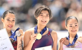 女子で優勝し、メダルを手に笑顔の坂本花織（中央）。左は２位の三原舞依、右は３位の島田麻央＝東和薬品ラクタブドーム＝東和薬品ラクタブドーム