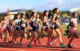 スタートする女子１区の選手たち＝２５日午前、京都市のたけびしスタジアム京都