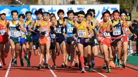 一斉にスタートする男子１区の選手たち＝２５日午後、京都市のたけびしスタジアム京都