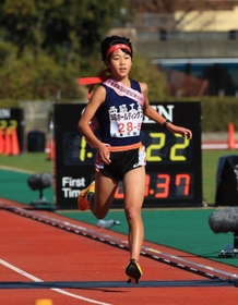 20位でフィニッシュする女子・西脇工のアンカー藤城さくら＝２５日午前、京都市のたけびしスタジアム京都