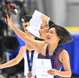 スタンドに手を振りながら場内一周する坂本花織（右）三原舞依（中央）ら＝２４日、東和薬品ＲＡＣＴＡＢドーム