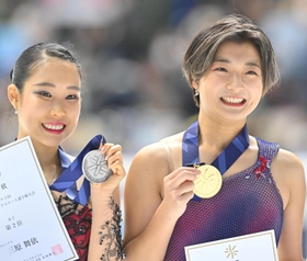 三原舞依（左）と記念写真に納まる坂本花織＝24日、東和薬品ラクタブドーム