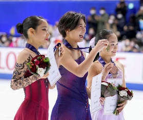 女子で優勝し、メダルを手に笑顔の坂本花織（中央）。左は２位の三原舞依、右は３位の島田麻央＝24日、東和薬品ラクタブドーム
