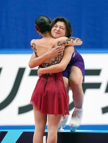 女子で優勝し、表彰式で三原舞依（手前）と抱き合う坂本花織＝24日、東和薬品ラクタブドーム