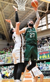 西宮-愛媛　第１クオーター、シュートを決める西宮のディメッツ（Ｃ）B.LEAGUE