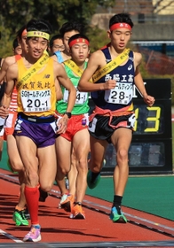 スタート直後から飛び出した男子・西脇工の１区長嶋幸宝（右）＝２５日、京都市のたけびしスタジアム京都