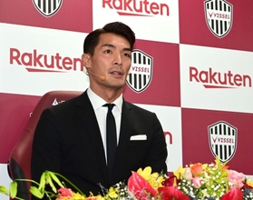 現役引退会見に臨む神戸の槙野智章＝２６日午後、神戸市兵庫区御崎町１、ノエビアスタジアム神戸