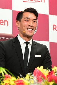 現役引退会見に臨む槙野智章＝２６日午後、神戸市兵庫区御崎町１、ノエビアスタジアム神戸（撮影・中西幸大）