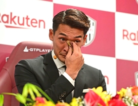 現役引退会見で、知人からのメッセージ動画に涙する槙野智章＝２６日午後、神戸市兵庫区御崎町１、ノエビアスタジアム神戸（撮影・中西幸大）