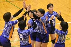 女子予選リーグ・兵庫－岡山　第１セット、馬場（中央）がスパイクを決め、喜び合う兵庫の選手たち