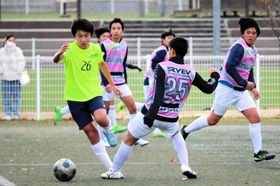 部活を引退した県内の中学３年生を集めた県中体連の練習会＝三木市、みきぼうパークひょうご