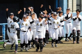 全日本女子硬式野球選手権で、いきいきとした表情を見せる神戸弘陵学園高ナイン＝１０月、松山市のマドンナスタジアム（同校提供）