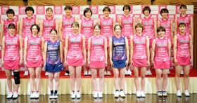 新ユニホームを着たヴィクトリーナ姫路の選手（姫路ヴィクトリーナ提供）
