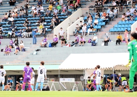 写真撮影が解禁された女子サッカー「なでしこリーグ」の試合会場＝姫路市中地、ウインク陸上競技場