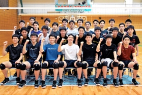 磨いた機動力で上位進出を狙う男子・市尼崎の選手たち＝尼崎市の同校
